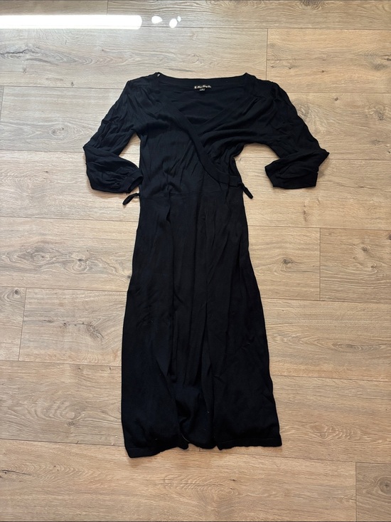 Forever 21 Dresses & Skirts - Vintage Forever Twenty One Black Women's Wrap-Style Midi Dress with belt